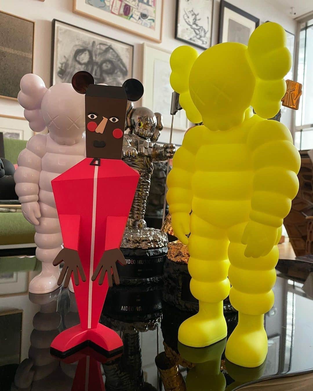 HYPEBEASTさんのインスタグラム写真 - (HYPEBEASTInstagram)「@hypebeastart: @kaws has previewed @ninachanel and @arr.allrightsreserved’s new vinyl figure titled ‘Baby.’ Standing 26.3 centimeters tall, the sculpture comes with a geometric silhouette with cubist-like features, and depicts a man dressed in a bright red jumpsuit with matching red circles stamped on the its cheeks and Mickey Mouse ears. Look for it to be available at Abney and @ddtstore’s website on October 23.⁠ Photo: KAWS」10月23日 11時01分 - hypebeast