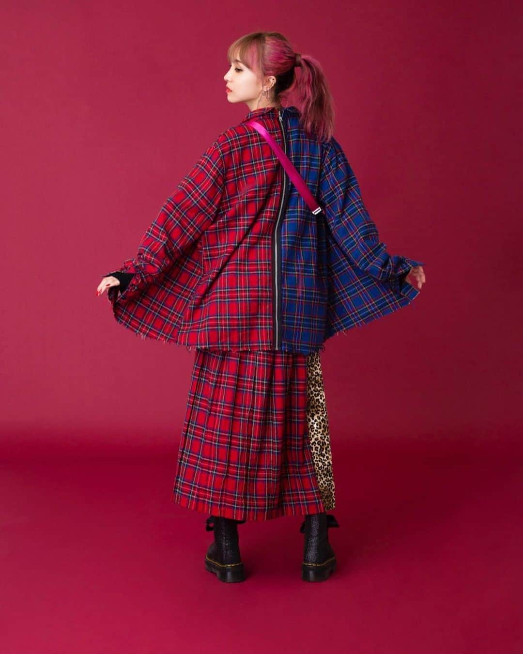 LiSAさんのインスタグラム写真 - (LiSAInstagram)「赤と青のチェックシャツ☻ 後ろのチャックで半分に分かれるので、二枚あると組み合わせて別の色が付けられます☻ 今後色んな色や形も作ろうかなーっと企んでいるので、色んな形や色を組み合わせて自分流に味わってくださーいっ🥳 普通に着ても背中にチャックがあってかわいい🐱  ROY -reflect overjoy-  Debut Collection @royreflectoverjoy.official  https://royreflectoverjoy.jp」10月23日 11時01分 - xlisa_olivex