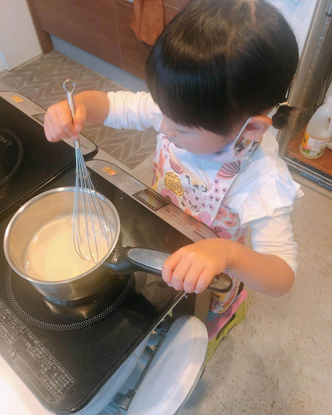 空さやかさんのインスタグラム写真 - (空さやかInstagram)「💎 愛生さんのお料理レッスン👧 2層のフルーツゼリープリン。 * 豆乳プリンのレシピにしてもらったから お家でも何度もリピートできそう💕 またお友達に作って🎁しようね☺️ * * #娘の料理教室 #子どもレッスン #料理好き4歳 #洗い物もだいすき #全部自分でやりたい #その意欲が素晴らしい #どんどん伸ばそう #子どものやる気」10月23日 11時03分 - sky_sayaka