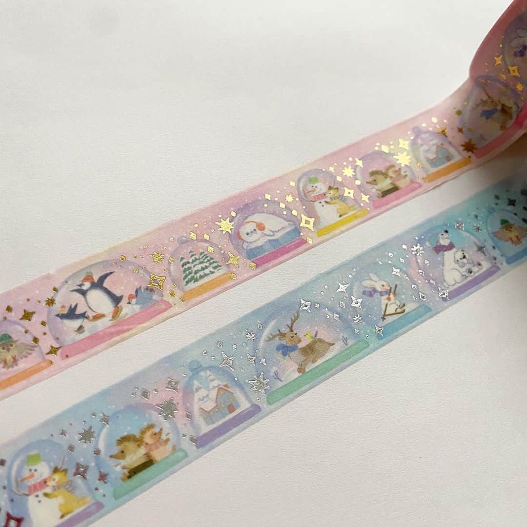 おおで ゆかこさんのインスタグラム写真 - (おおで ゆかこInstagram)「(amifa) スノードーム柄マスキングテープ2色展開のイラストを担当しました。 水彩画風の背景に動物などが入った10種類のスノードームが並んでいます。箔押しが入っていてキラキラととても華やかです！ キャンドゥにて置かれるようですので、お見かけの際は宜しくお願い致します。」10月23日 11時05分 - odeyu86