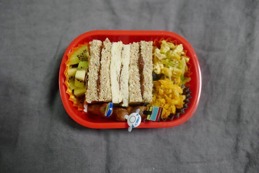 安田美沙子さんのインスタグラム写真 - (安田美沙子Instagram)「17回目のお弁当。 前の晩に、パンだけサイズを合わせて切ってお弁当箱に準備しておきました✨ ジャムは手作りぶどうジャム🍇 . . . 野菜を食べて欲しくて、細かく刻んだキャベツ、コーン、卵の炒め物。 人参、ツナのマヨ炒め。 ウィンナー、キウイと食べやすいものだらけ🥝 . . . 無事に完食してくれました。 それにしても、よく食べる！ 間食もしっかりしているし、食べることが本当に好きなんだなぁ😋 . . . #みさこクッキング #lunch #みさ弁 . . . 本日第4回目のYouTube　@misako.sari.home  の公開になります✨ さりちゃんのUNIQLOコーデになります❤️ モデルのさりのコーデは、やはり勉強になる😊 ぜひ、チャンネル登録よろしくお願いします✨  YouTube@みさことさりHOME URL  https://m.youtube.com/watch?feature=youtu.be&v=CerM7Uajthc」10月23日 11時15分 - yasuda_misako