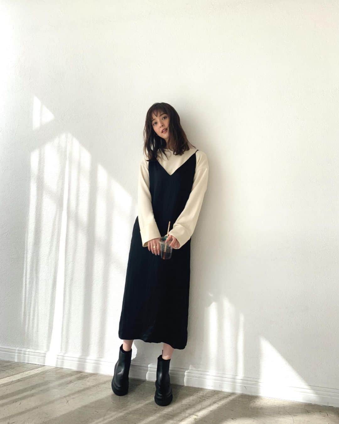 佐々木希さんのインスタグラム写真 - (佐々木希Instagram)「ゆったりと気持ちのいいトップスに、サテンのワンピースを。  トップスは、何にでも合わせやすく、肌触りの良い素材で作りました。  tops#iNtimite one-piece#NORC shoes#AKIKOKIZU × Daniella&GEMMA #のぞみの私服」10月23日 11時10分 - nozomisasaki_official