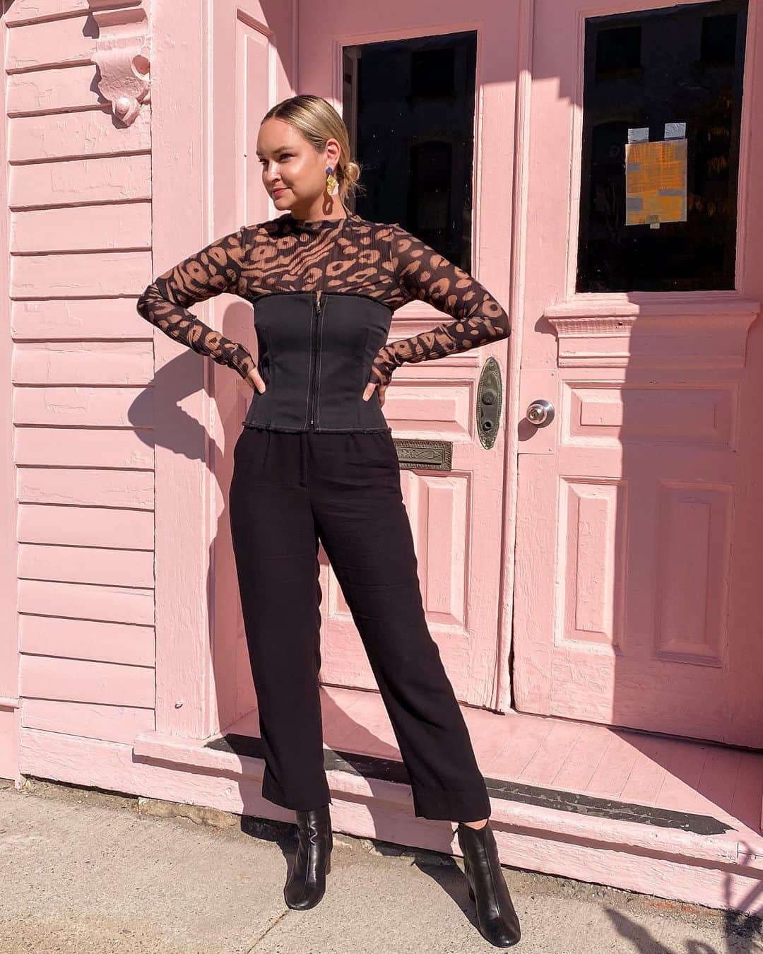 リズ・チェルカソワのインスタグラム：「Cute outfit. Happy girl. Welcome to Hudson. Welcome to happiness.」