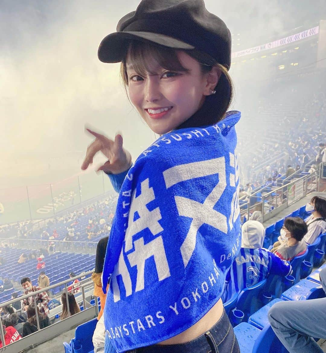 吉田恵美さんのインスタグラム写真 - (吉田恵美Instagram)「初ハマスタ🌟 花火がとっても綺麗でした✨  ユニフォーム持ってないから とりあえず青い服。笑  #日大鶴ヶ丘 出身の後輩 #勝又温史 投手のタオルをゲットしたよ〜  ハマスタで投げてるところ来年は見たいです👀  トップスは @damour__official__  デニムは @moussyofficial   #横浜スタジアム #ハマスタ #baystars #横浜denaベイスターズ #ベイスターズ女子 vs#広島東洋カープ」10月23日 22時11分 - _yoshida_megumi