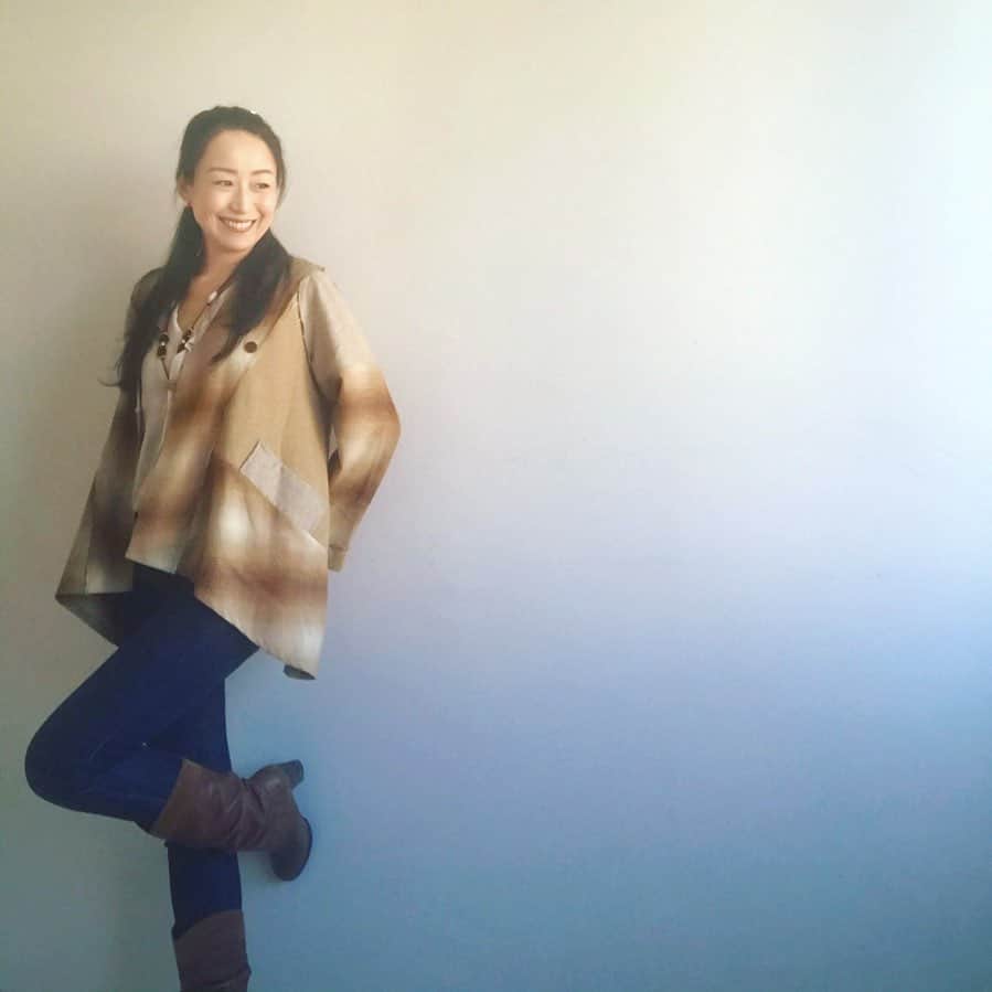 高野あゆ美のインスタグラム：「Hava soğudu artık sonbahar geldi soğuğu hiç sevmem ama sevdiğim botla yürümek hoşuma gidiyor👢 Bu arada ceketi nereden aldın diye soranlar oldu, @eskiltasarim dan ama seneler önce...🤗 ついにブーツの季節になってしまった…寒いの苦手だけどこのブーツはお気に入りなのでちょっと気分があがります⤴️✨」