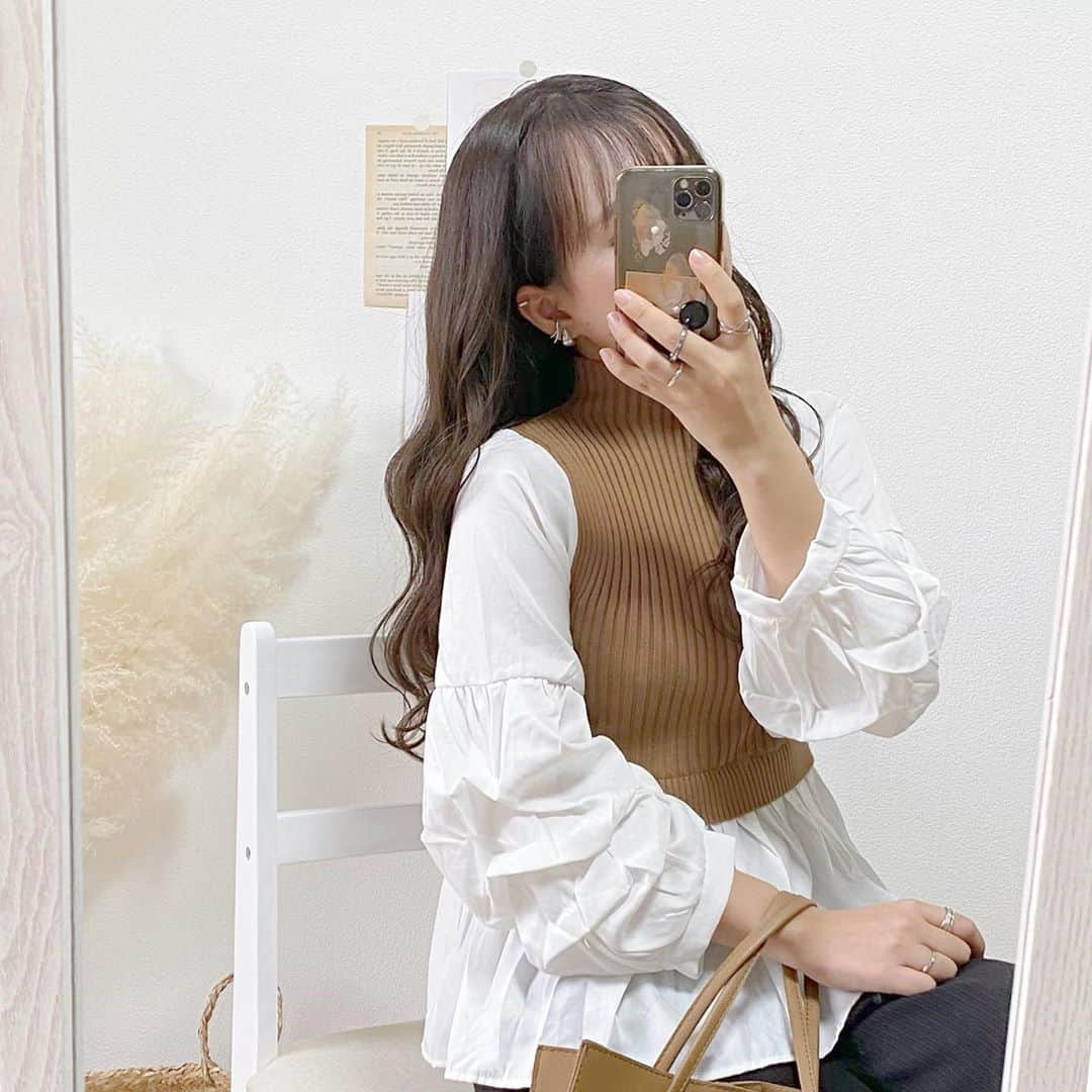 haruさんのインスタグラム写真 - (haruInstagram)「ㅤㅤㅤㅤㅤㅤㅤㅤㅤㅤㅤㅤㅤ ㅤㅤㅤㅤㅤㅤㅤㅤㅤㅤㅤㅤㅤ ㅤㅤㅤㅤㅤㅤㅤㅤㅤㅤㅤㅤㅤ #ootd ㅤㅤㅤㅤㅤㅤㅤㅤㅤㅤㅤㅤㅤ スタイルアップしてくれる @fifth_store の #ボリュームスリーブドッキングニット ㅤㅤㅤㅤㅤㅤㅤㅤㅤㅤㅤㅤㅤ 黒も持ってるけど、キャメルも🧸💕 今回は黒と合わせてみたけど、最後に白Verも❤︎ ㅤㅤㅤㅤㅤㅤㅤㅤㅤㅤㅤㅤㅤ 黒の方が大人っぽくなるね☺️✨ ㅤㅤㅤㅤㅤㅤㅤㅤㅤㅤㅤㅤㅤ . ㅤㅤㅤㅤㅤㅤㅤㅤㅤㅤㅤㅤㅤ  tops : #fifth #フィフス pants : #epimiépimmy ㅤㅤㅤㅤㅤㅤㅤㅤㅤㅤㅤㅤㅤ . ㅤㅤㅤㅤㅤㅤㅤㅤㅤㅤㅤㅤㅤ 黒Ver と 白Ver どちらが好きですか﹖☺️🤎 ㅤㅤㅤㅤㅤㅤㅤㅤㅤㅤㅤㅤㅤ  #fifthtl#カジュアル#ニット#低身長コーデ#秋コーデ#大人カジュアル #harucd」10月23日 22時03分 - __haru3