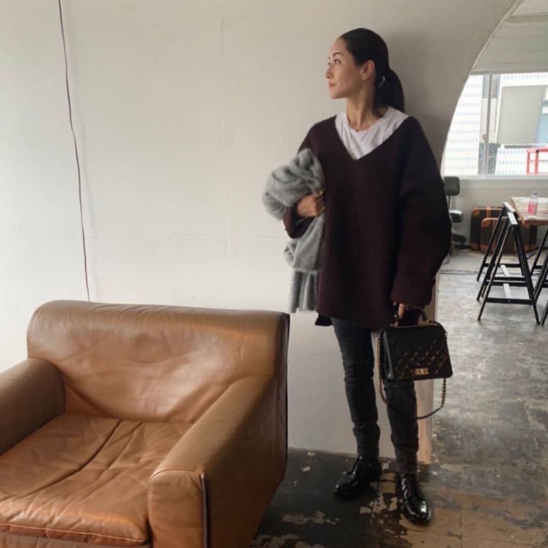 亀恭子のインスタグラム：「ビッグニット❤︎  フォルム、ボルドーの色味、 大好きなニット。  shootingday's… #fashion #ootd #kkstyle #tokyo #kamescloset #knit #chaos #cutandsew #aton #stole #asaucemeler #bag #chanel #shoes #churchs #october #autumn」