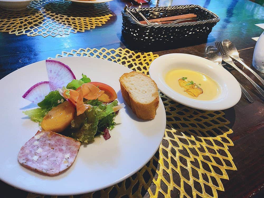 加藤美南のインスタグラム：「お料理も雰囲気もお気に入りの新潟のレストラン❤︎前菜スープパスタドルチェドリンクのランチセットにしました☺︎雲丹のパスタ食べたんけど写真撮り忘れた美味しかった😿❤️」