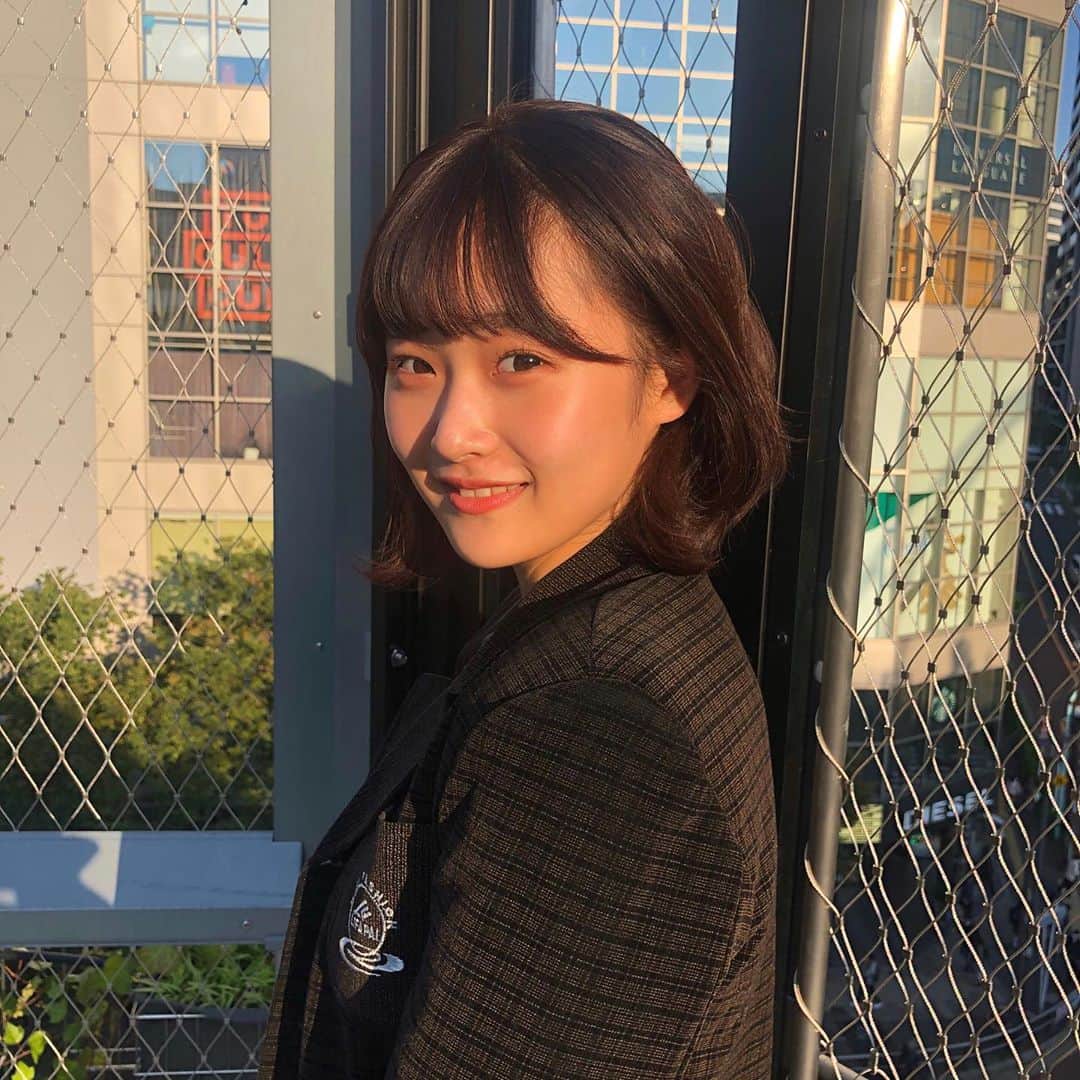 水嶋いとのインスタグラム：「・ 夕日がすごいきれいな時に撮った写真だから、オレンジ味強いね🍊 ・ ・ ・」