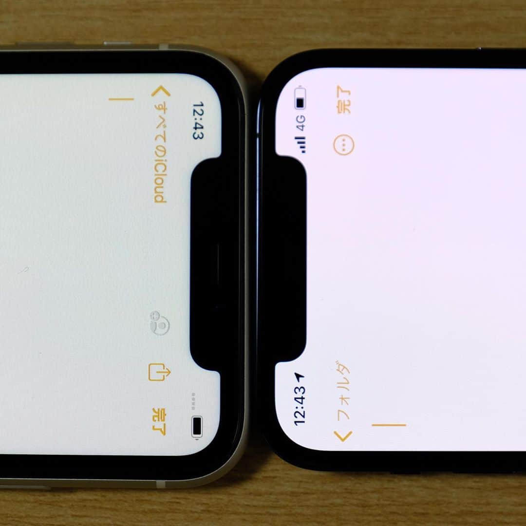 松村太郎のインスタグラム：「Comparing notch. Left: iPhone 11, Right: iPhone 12.   画面の切り欠き、ノッチのサイズの比較。iPhone 11の方が大きいことがわかります。」