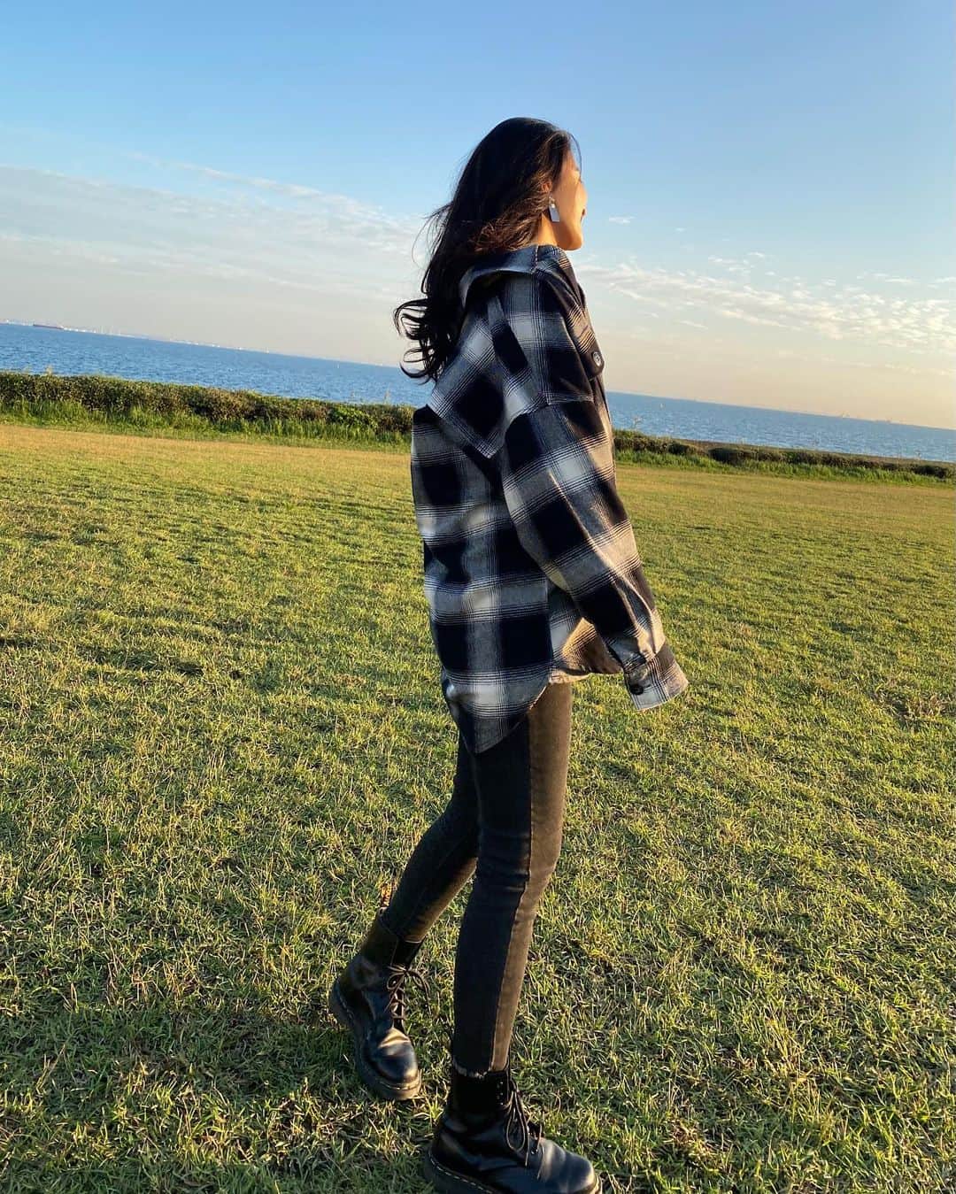 恵里花のインスタグラム：「オーバーサイズのアウターやトップスは﻿ 基本的にMかLサイズを着用🔅﻿  サイズのラインナップが豊富な﻿ 海外のファストファッションで買うことが多いです🛍﻿ 産後も使えるし旦那さんとも共有できるので🙆🏻‍♀️✔️ ﻿ そしていよいよ﻿ 今までのパンツ達が履けなくなってしまったので﻿ マタニティデニムをゲットしました👖🖤﻿ ボトムスはこのデニムとレギンスを着回し中♻️﻿ 最近のファッション通販は プチプラで購入できるので助かってます👏🏼﻿ ﻿ #ootd﻿ #erikasfd﻿﻿ #マタニティコーデ  #公式たまひよグラマー ﻿ @tamahiyoinsta」