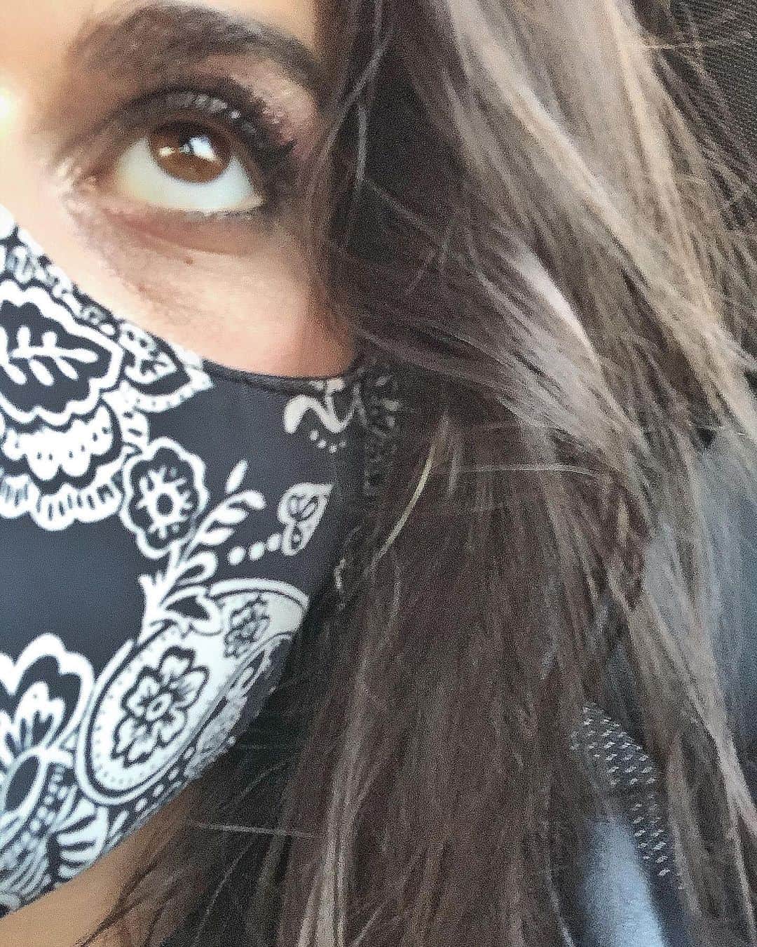 ヴァレンティーナ・マルケイのインスタグラム：「Io Ho paura. E tu?  Ripenso a quando ho fatto volontariato per @p.a._croceamicabasiglio durante il lockdown. Un lavoro dietro le quinte, da centralinista a raccogliere richieste di medicinali e liste della spesa per i soggetti più a rischio.  Non proprio in prima linea come alcuni dei miei colleghi.   In Croce Amica però ho imparato che non importa il ruolo che hai. Le prime, le seconde, le terze linee fanno parte di uno schema che se funziona bene è invincibile. Così è stato per noi di Croce Amica.  Anche tu che leggi hai un ruolo importante.  Fai parte di questo schema su larghissima scala.  Rispetto e buon senso. Le due armi contro la pandemia.  Stay safe, mangiate nutella e focaccine dell’Esselunga.   #spudoratamenteSelfie」
