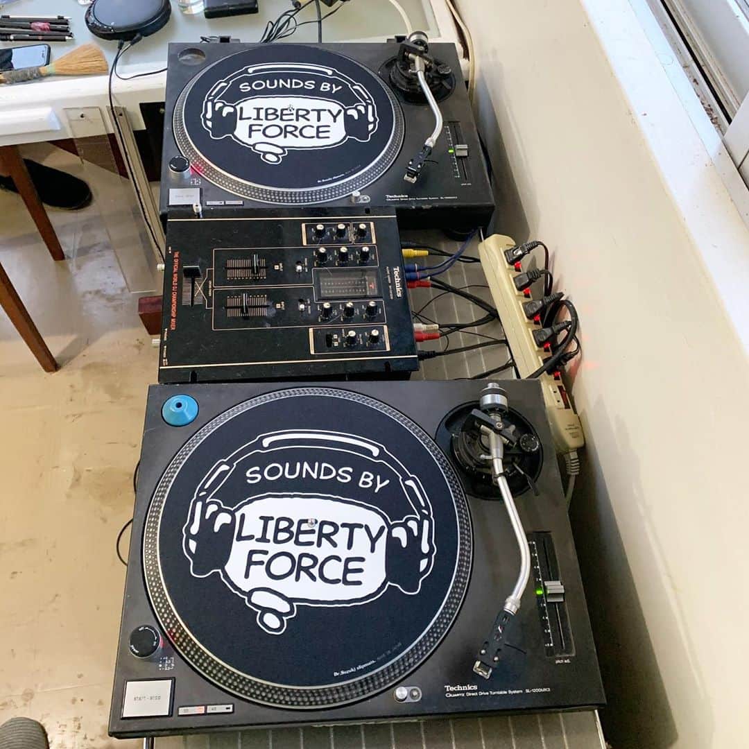 照屋 健太郎のインスタグラム：「@liberty____force 🎵🎧🖤 #LIBERTYFORCE」