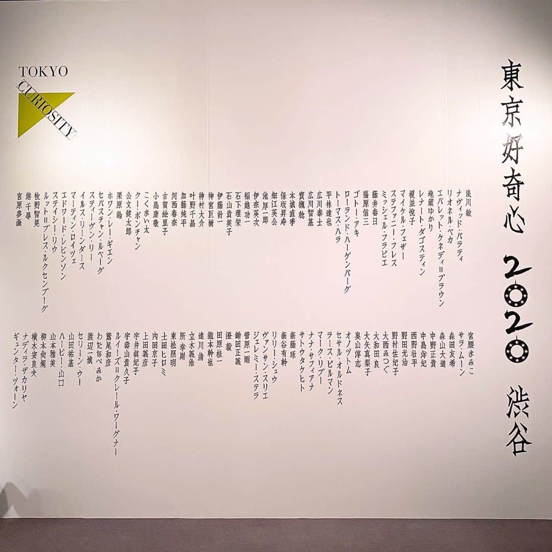 ハナエさんのインスタグラム写真 - (ハナエInstagram)「🗼﻿ ﻿ 10/20(火)からBunkamuraザミュージアムで開催している﻿ 『東京好奇心 2020 渋谷』にご招待頂きました。﻿ ﻿ ﻿ 総勢100人の作家が“東京”を切り取った﻿ 200点以上の写真作品が、﻿ 「IDENTITY」「DIVERSITY」﻿ 「HERE AND NOW」「TIMELESSNESS」﻿ という4つのキーノーツに沿って展示されています。﻿ ﻿ ﻿ わたしは「TIMELESSNESS」のコーナーにあった﻿ 1枚目に載せている作品が好きでした。﻿ 伸ばした手に浮かび上がるような、透けるような夜景。﻿ 夜景、ロマンチックなものとされがちだけれど、﻿ わたしには戦火にしか見えないんです。﻿ 東京に10年住んでいて﻿ 街も人も自分もどんどん変わるけど、﻿ 何かを求めて手を伸ばす、戦う人の街だなと。﻿ 東京はずっとそんな街であってほしいなと思いました。﻿ ﻿ ﻿ ﻿ ﻿（主催者様の許可を特別に得て撮影しています） #サポーテッド #東京好奇心2020渋谷 #Bunkamura #100人の写真家があなたを揺さぶる。 #写真好きな人と繋がりたい #渋谷 #美術館好きな人と繋がりたい #Bunkamuraザミュージアム #東京画」10月23日 20時43分 - hanae_0227