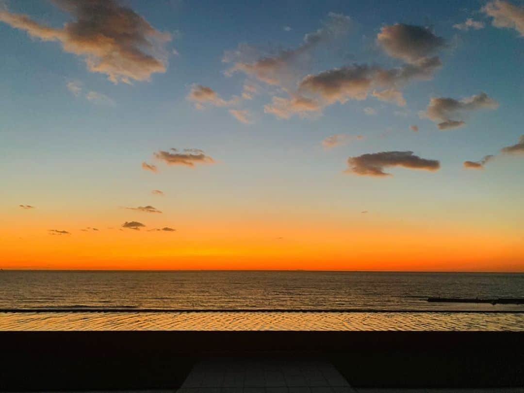 西内ひろさんのインスタグラム写真 - (西内ひろInstagram)「Mother Earth...🌍🌱🐬 宗像、綺麗なところ💕  #sunset #fukuoka #beautifulday #beautifulview  #japan #beautifulplaces #宗像国際環境問題　#環境問題　#海をまもろう  #宗像　#福岡　#海　#自然をまもりたい人と繋がりたい  #夕陽　#海好き」10月23日 20時37分 - 0214hiro
