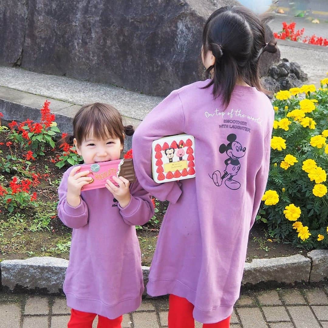 Kuboi Ayumiさんのインスタグラム写真 - (Kuboi AyumiInstagram)「お気に入りのミッキーワンピース（@slapslip_official ）でリンクコーデ。  ドライブしたり、公園に遊びに行くときは﻿ やっぱりお気に入りのおやつを持っていきたい娘たち。﻿ お出かけのたびに、2人でリュックに何を入れていこうか密談がはじまります（笑）﻿  ﻿ 先日、テントとレジャーシートと一緒に持っていったのは、ノノピアーノ（@ainonopiano）さんからお取り寄せしたスイーツ。﻿ ﻿ 実はおうちでゆっくりと食べようと棚の上に隠しておいたのに﻿、お姉ちゃんが見つけてしまったので、公園で食べることに。﻿ ﻿ 2つとも缶のパッケージがたまらなくかわいい！﻿ 大きい方は、絵本作家の「谷口 智則」さんのデザインで苺のショートケーキのようなデザイン。﻿ たくさんのクッキーがつまっています。﻿ チョコレートデザインの缶にはベルギー産最高級チョコレートを使用した生チョコがつまっていました。﻿ ﻿ 大切に食べてほしかったのですが、おいしかったみたいで﻿、あっという間に無くなっちゃいました。﻿ ﻿ こんなかわいいギフトをもらったら絶対うれしいですよね。﻿ 缶は娘のペンケースとビーズ入れになりました。﻿ ﻿ ﻿ちなみに、公園に行くときは縄跳びやシャボン玉なども持っていくので、 @slapslip_official さんのミッキーエコバッグが大活躍！  ﻿ #生チョコ #かわいい缶 #お取り寄せスイーツ #クッキー缶 #ケーキ屋 #ギフト #可愛い缶に入ったお菓子たち #pr #大阪スイーツ #大阪土産 #お取り寄せ #お取り寄せグルメ #スイーツ好きと繋がりたい #スイーツ女子 #おうちカフェ #おうち時間  #おうちじかん #ミッキー #リンクコーデ #姉妹リンク」10月23日 20時41分 - himekagami