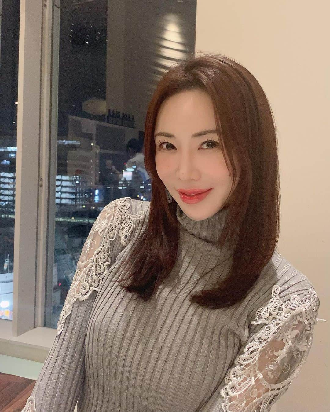 岩本和子のインスタグラム：「今日はお仕事関係の方とお食事してます✨ 2軒目、お好み焼き屋さんに置いてあったズッキーニを見たら、何故か自然に三枚目のようなポーズを。 ・ #脊髄反射 ・ #岩本和子 #グラビアアイドル #セクシー #撮影モデル #モデル #下着 #ランジェリー#japanesemodel #写真好きな人と繋がりたい #ポートレイトモデル #photo #model #タレント #インスタグラビア #japanesegirl #sexy #instagood #likeforlike #like4like #love #グラビア #sexybody #sexyhot #좋아요 #大阪 #美魔女 #セクシー画像 #熟女 #=love」