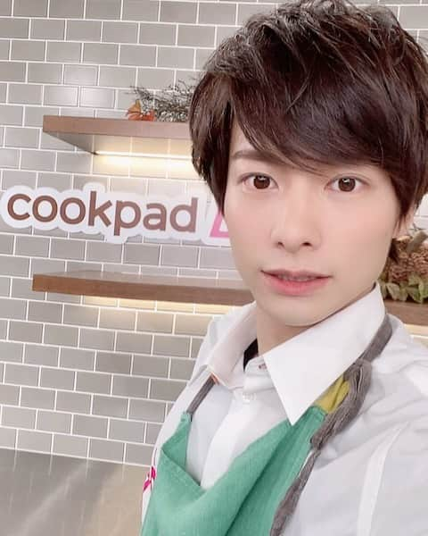 小澤廉のインスタグラム：「この後21:00から #cookpadLive で浪川大輔さんと お料理します！  腕がなるぜ〜！  料理する姿なんてなかなか見れないと思うので 僕の腕を評価する感じで 是非是非見てください！🍳  https://www.cookpad.tv/episodes/12634  #クッキングLIVE  #料理　#浪川大輔　#小澤廉」