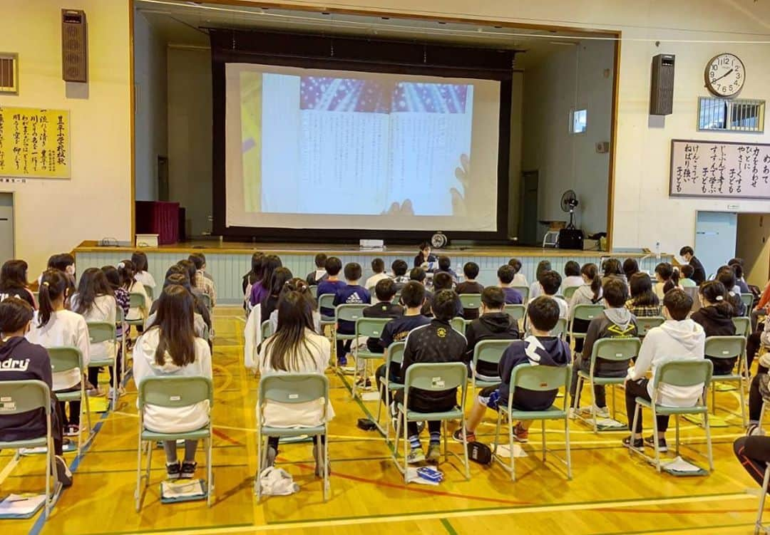 HBC北海道放送アナウンス部さんのインスタグラム写真 - (HBC北海道放送アナウンス部Instagram)「HBCアナウンサーの大堀結衣です！ . 初めての読み聞かせ授業をしに、 札幌市立豊平小学校へ伺いました😊✨ . 読んだのは６年生の教科書に載っている 宮沢賢治作の「やまなし」 . クラムボンは笑ったよ、のフレーズが印象的なお話。 . 私も小学6年生の時に学んだな〜と懐かしくなりながら、 宮沢賢治の世界観を伝えられるよう頑張りました💪 . (学校の許可を得て写真を掲載させていただいています) . #初めての #読み聞かせ #国語の授業内で #行いました #豊平小学校 #皆様 #ありがとうございました」10月23日 20時47分 - hbc_announcer