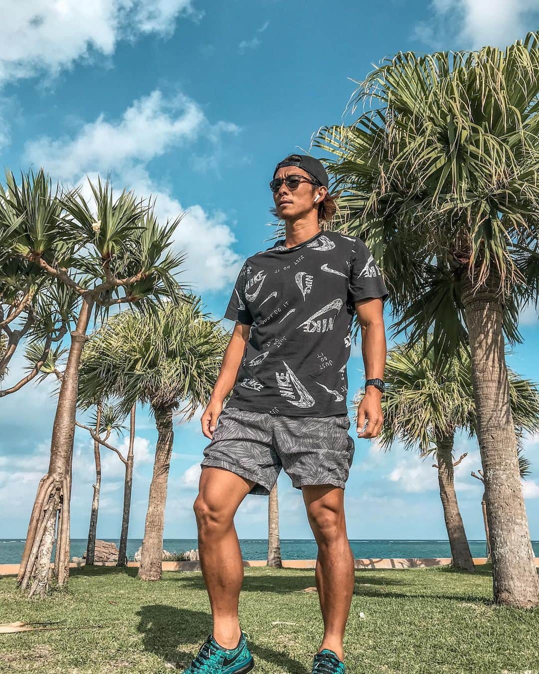 安藝正俊のインスタグラム：「▶︎【アラハビーチで写真を撮るならここ！】  ~ photo spot ~ 🏝 ARAHA BEACH 🏝  前回の投稿にてどこで写真撮ってるの❓ とのDMを頂きましたのでご紹介♪  北谷町にあるアラハビーチのとある場所です！  ビーチ沿いに綺麗に沖縄っぽい木が並んでるのですが、 ある場所が綺麗に並んでて写真映えするのです👏 サンセットを背景に撮るのも抜群です☀︎ ※ちなみにブライダルフォトもここで撮影していました  北谷町に来た際にはぜひここで撮ってみてください👍  sunglasses : @zeque_by_zeal  model : Juno apparel : @nike  : #沖縄 #沖縄移住 #沖縄生活 #沖縄旅行 #沖縄の海 #沖縄好きな人と繋がりたい #海 #海のある生活 #海好きな人と繋がりたい #旅好きな人と繋がりたい #写真好きな人と繋がりたい #お洒落さんと繋がりたい #何気ない瞬間を残したい #青い海 #島暮らし #けしからん風景 #ファッションコーデ  #ライフスタイル #アウトドア #スローライフ #インスタ映え #ダレカニミセタイケシキ #okinawa #okinawalife #okinawatrip  #loves_okinawa #outdoor #special_spot_ #summervibes #goodvibes」
