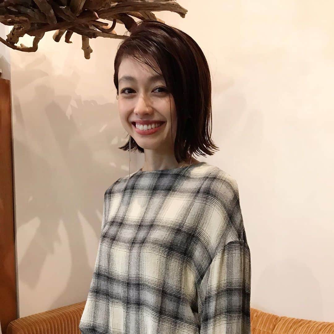木野園子のインスタグラム：「気がついたら伸びてる髪🦙伸びるの早い。そして、私の髪はほっておくと大変なことになる、、。昔は撮影をやらせてもらったり月に何回サロンに行ってたのだろう。今では考えられないくらい行ってたかも。笑そんな私の髪をずっとお願いしてるAGATA @the_agata_tokyo の岩井さん @iwainorihisa に昔と比べると髪質良くなったよ〜と言われると嬉しい✨カラーはお任せして暗めだけどブルーが入って光に当たると透け感のある暗さにしてもらいました。長さはギリギリ結べる長さで秋冬のお洋服で首まわりが綺麗に見える長さ！何だか気持ちが軽くなった🤍  #AGATA #theagatatokyo #hair #hairsalon #hairstyle #bobhaircut #bobhair」