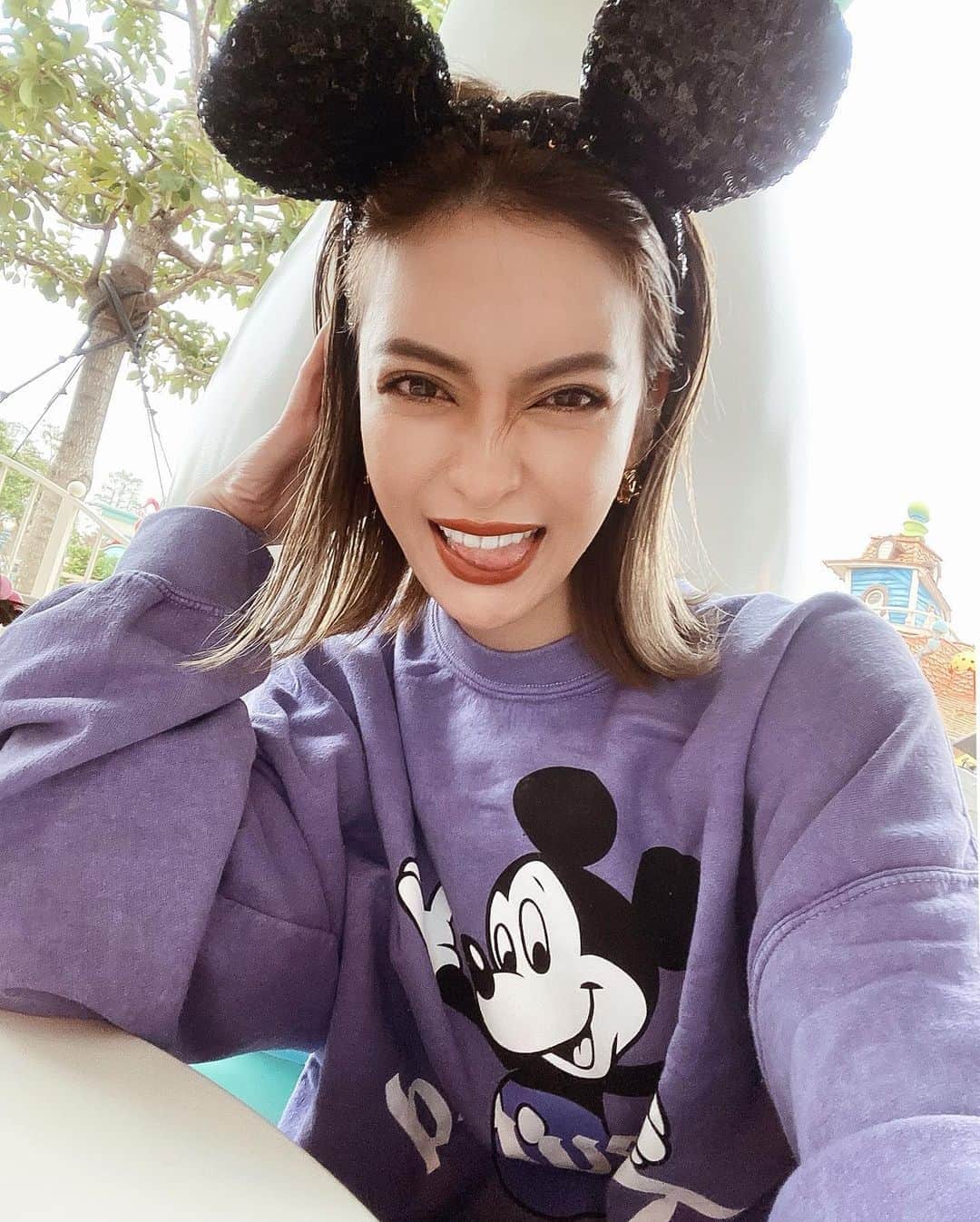孫きょうのインスタグラム：「🐭💜🐭💜 アラサーだけど派手に行きたい日もまだある👅笑  メイクやスキンケアを楽しむのと同じくらい、クレンジングや洗顔の大切さに気付いてからはバーム系クレンジングが大好きすぎる👏🏻  @comeitto.official の米ぬかクレンジングバーム しっとりとバターのように溶けて毛穴にまで馴染みながら、濃いメイクも楽々落ちたよ✨  オーガニックの米ぬかだから洗い上がりの保湿感が潤いに満ちていて全くつっぱらない。昔からぬか漬けをする人の手は綺麗って言われてるもんね😌🥒  動画もスワイプに入れたよ🚿  #クレンジングバーム #米ぬかクレンジングバーム」