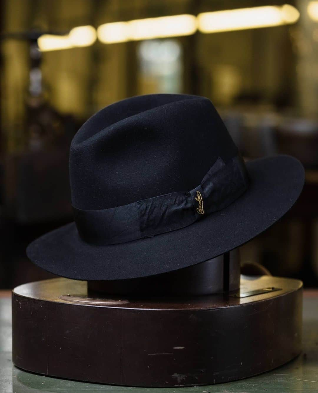 ボルサリーノさんのインスタグラム写真 - (ボルサリーノInstagram)「Spotlight, it’s showtime. #Borsalino‘s #FW20 luxurious superior quality beaver felt Fedora with a classic medium flat brim, lined in satin and matching crushed silk grosgrain hatband. Discover this style and more on the collection now www.borsalino.com⁠ ⁠ Ph @helmutberta」10月23日 21時01分 - borsalino_world