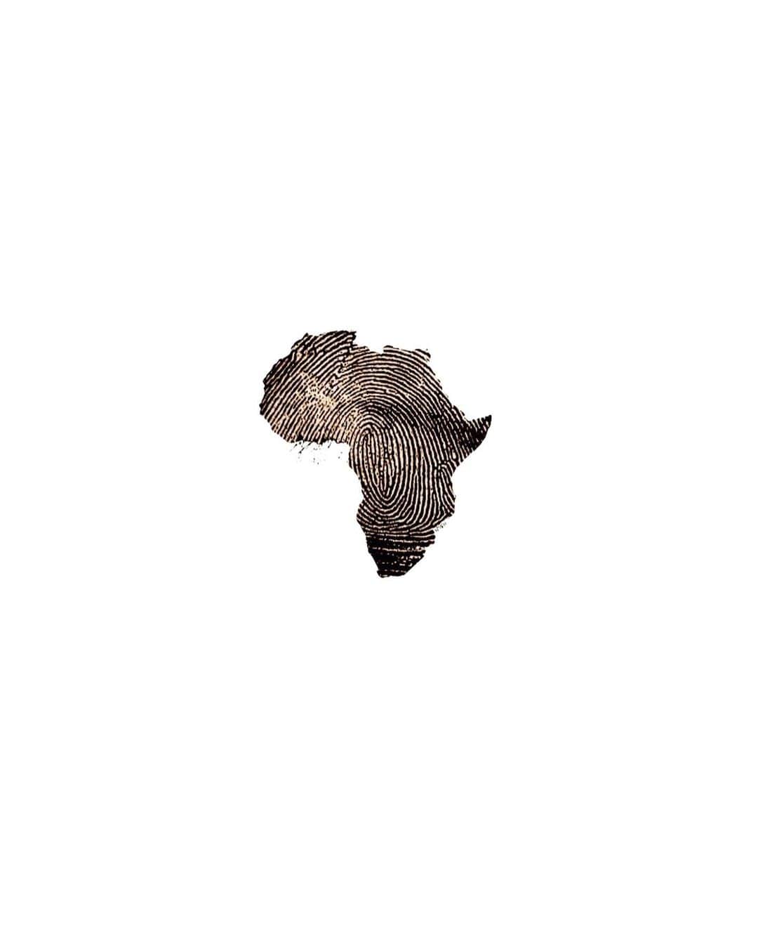 のインスタグラム：「#WESTANDAFRICA ! 💔  Mon cœur saigne ! Je suis horrifié par tous les massacres, les viols, la violence, la maltraitante infantile, la corruption, les abus de pouvoirs et la surexploitation du continent africain.  A cette culture qui m’a bercé, éduqué, inspiré, nourris et tant appris, j’élève ma petite voix pour dénoncer toutes les atrocités que le continent est en train de subir en toute impunité. Parce-que nous représentons l’afrique, de milles et une façon, pour milles et une raison. Ils pourront nous dépouiller de tout mais jamais ils pourront nous prendre notre beauté, nos âmes, nos sourires, nos talents et qui nous sommes.  #WESTANDAFRICA !」