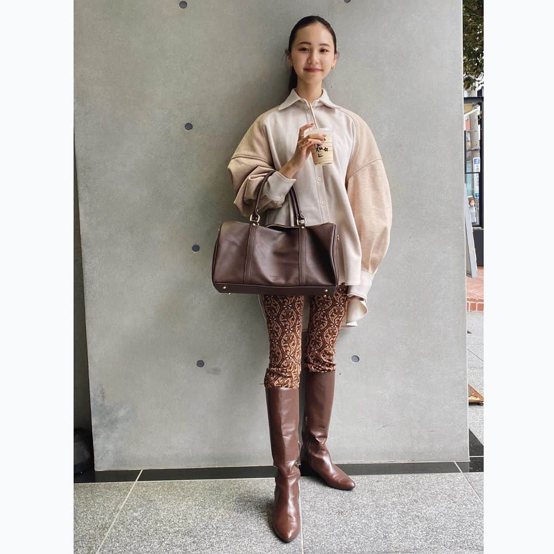 seikaさんのインスタグラム写真 - (seikaInstagram)「しふく☕️﻿ スタバはスターバックスラテで、﻿ いつもショット半分ミルク多めです。笑﻿ ﻿ 新作のboots👢ローヒールでどこまででも歩いていけちゃう。﻿ ﻿ shirt﻿ @randeboo_official  pants﻿ @leinwande_official (2？3？年前の) boots﻿ @randeboo_official  bag @randeboo_official」10月23日 21時00分 - seika_boo