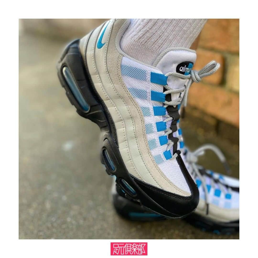足元倶楽部 公式アカウントのインスタグラム：「ブランド : NIKE (@nike ) モデル名 : NIKE AIR MAX 95 LASER BLUE . (@takahiro_imac )さんの #足元倶楽部 . スニーカースナップは @ashimoto.club でポスト&チェック！ . #airmax95 #laserblue #nike #足元クラブ #足元くら部#足元#あしもと倶楽部 #スニーカー #スニーカーコーデ #スニーカー同好会 #キックス #靴 #コーディネート#スナップ#ファッションスナップ #ストリートスナップ #お気に入りの一足 #今日の逸足#逸足 #운동화 #kicks#newkicks」
