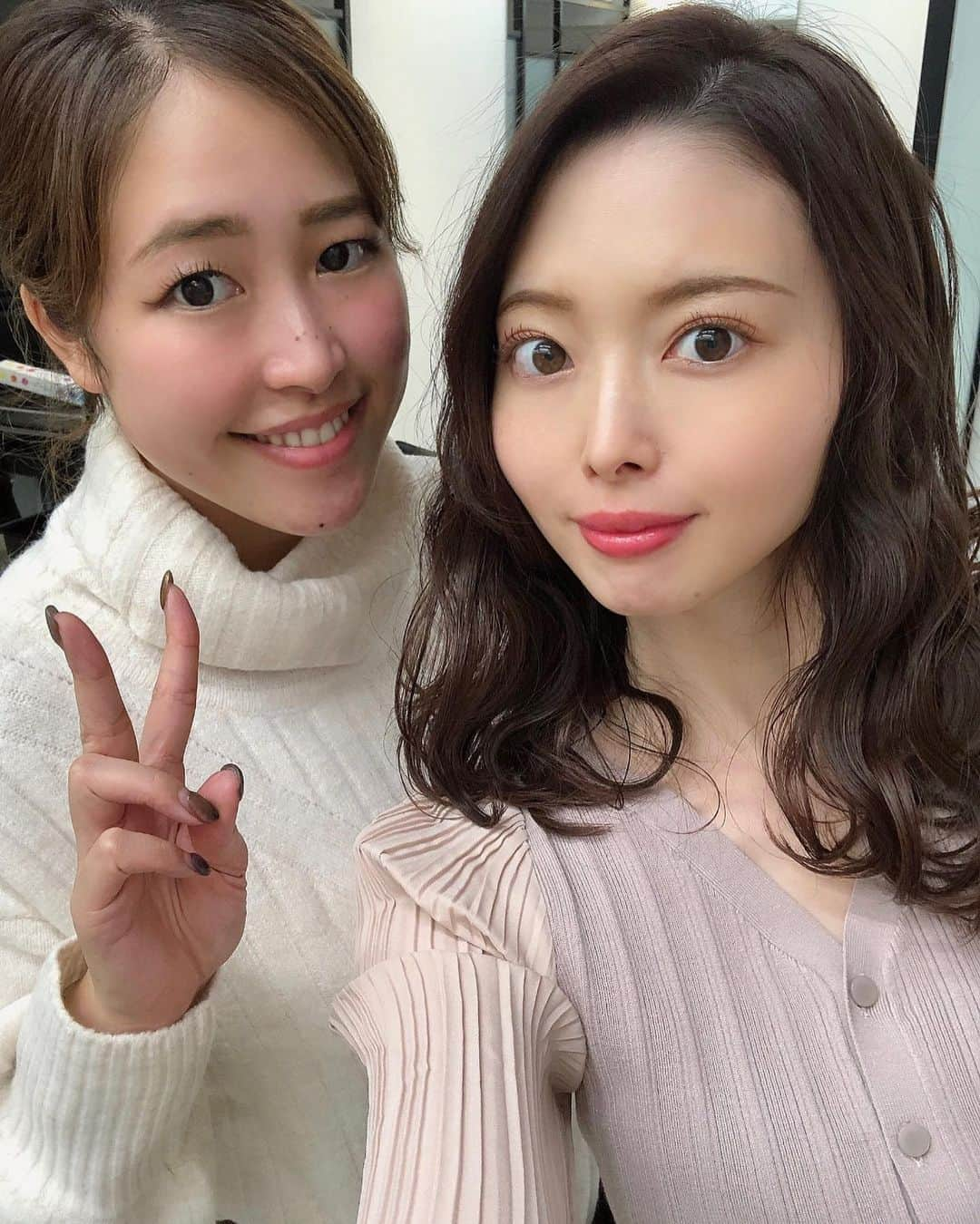 松田唯花さんのインスタグラム写真 - (松田唯花Instagram)「今月も平田さんのヘアサロンへ✂️💕 @_asuka_hair   ヘアカラーは、チョコレートブラウン🍫 ベースはベージュブラウンで、ほんのりラベンダーを入れたことで透明感がアップ。 「髪色が抜けたときにオレンジになりやすい」という方もラベンダーを入れるのおすすめ😉  来週にテレビ収録と、ブランドさんとのインスタライブがあるので(また告知させていただきます🙇🏻‍♀️✨)、少し暗めのナチュラルなカラー。 平田さんオリジナルのプラコラトリートメントの相乗効果でツヤッツヤに✨ 紫外線と乾燥とコテで傷んだ髪も生き返りました😭🙏👼  平田さんのところへ行ったら、ぜひこれも受けていただきたいのがマイクロバブルヘッドスパ！　 頭皮についた汚れもすっきり落ちるから、頭皮、そして生えてくる髪が健康に✨  最後にカットで毛先を整えて、軽くレイヤーを入れてもらったので、セットしやすい軽やかな髪に仕上がりました😊  私が今回行ったカット&カラー&プラコラトリートメント&マイクロバブルヘッドスパは通常価格が22000円ですが、「ゆいかのインスタを見た」と伝えていただくと、なんと初回の方は16500円になるそうです！👏😍💕✨ さらに、最後にコテ巻きかストレートヘア仕上げかどちらか選べて、ご希望の方には簡単なヘアアレンジもしてくれるそうです😭👏💞 お得すぎるのでぜひ〜！！  人気すぎて、今月と来月の土日は埋まっているそうですが、平日はまだご予約OKなところがあるみたいです☺️ フォロワーさん何人も行ってくださっているそうで平田さん喜んでいました🥺💓 ご予約ご希望の方は、平田さんにDMしてくださいね💌 @_asuka_hair   #hairstyle #haircolor #hairsalon #chocolatebrownhair #秋ヘアカラー #チョコレートブラウン #秋髪 #原宿ヘアサロン #ヘアサロン #ツヤ髪」10月23日 21時01分 - yuika_matsuda.official