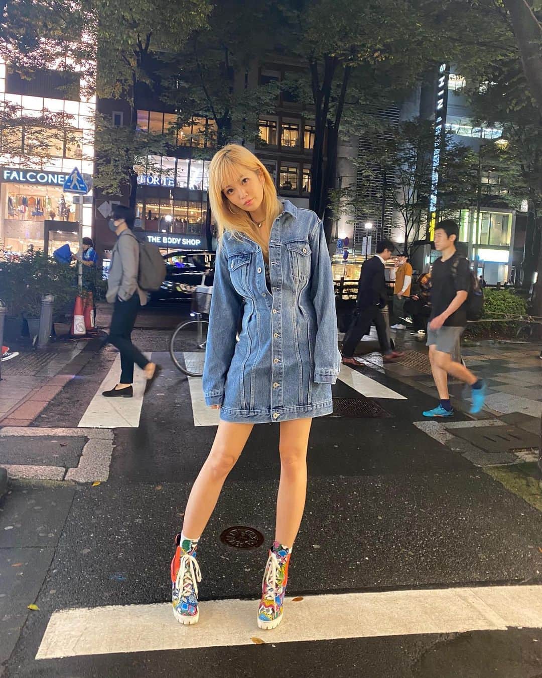 あさちるのインスタグラム：「今日は　@spiralgirl_official のデニムワンピにインナーはビスチェキャミ🤍」