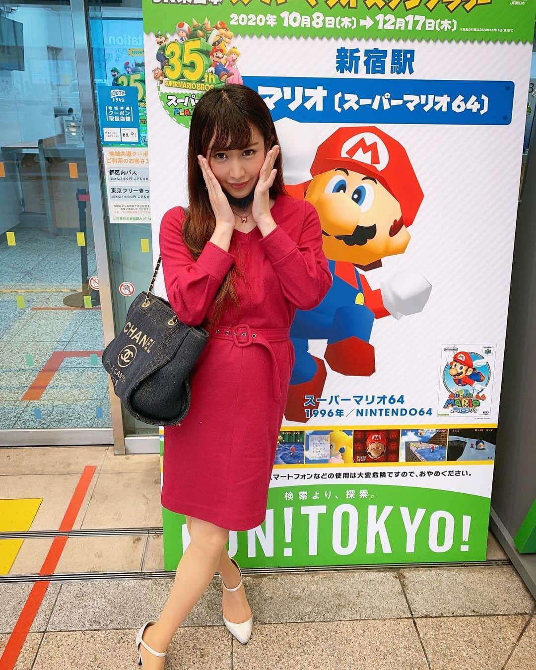 のインスタグラム：「#新宿駅 #スーパーマリオ35周年 #ootd   マリオ発見🍄❤ #ゲーム女子 #🎮」