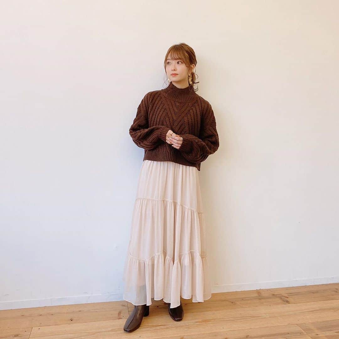 Vannie Officialのインスタグラム：「⠀ 【VANNIE U 　 ハイネックぽこぽこショートニット】3,500+tax ⠀  すっきり丈でバランス神ニット♡  ⠀ 《styling》 凹凸のある表面と他にはない編み柄でかわいさUP♡ 秋冬のスタイリングに欠かせないニットプルオーバーが登場♪ さっぱりとデニム合わせはもちろん、ボリュームスカートやレザーボトムとの相性も◎ ブラウスやカットソーの上に着て、インナーの裾を出したレイヤードスタイルもおすすめ！  ⠀ 《detail》 ハイネックとボリューム袖がトレンドライクな雰囲気を演出します♪ コンパクトなサイズ感ながら全面に施された大胆な編地で存在感抜群の1枚に仕上げました◎ 着丈が短めなので重たくならずすっきりとしたスタイリングが楽しめます！  ⠀ 《fabric》 チクチク感のない暖かい風合いのニット使用 ⠀ ⠀ ⠀ #vannie_u#ヴァニーユー #ZOZOでしか買えない⠀⠀ お問い合わせはDMまでご連絡ください‪‪☺︎‬」