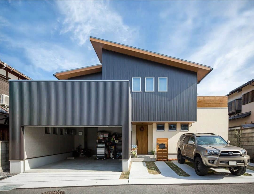 ルポハウス一級建築士事務所さんのインスタグラム写真 - (ルポハウス一級建築士事務所Instagram)「・  ・ ・ 乗用車２台収容可能なビルトインガレージが圧巻のファサード。 ・ 重心の低いボリュームに架かるシャープな片流れの屋根のラインが印象をぐっと引き締めます。 ・ ・ ・ ルポハウスの施工事例をもっと見てみたい方は こちらまで☞ @reposhouse ・ #ルポハウス は#ちょっとかっこいい家 を"友人のために"という思いでつくっています。 ・ 一生に一度の#マイホーム。 「あなたにしかできない」×「ルポハウスだからできる」で、 私たちだけの#家づくり を思いっきり楽しんでみませんか？！ ・ ・ ・ #家 #インテリア #住宅 #注文住宅  #ライフスタイル  #新築一戸建て #住まい #シンプルな暮らし #デザイナーズ住宅 #一級建築士事務所 #設計事務所 #myhome #house #instahouse #design #滋賀 #大津 #草津 #栗東#外観デザイン #外観 #ビルトインガレージ #ガルバリウム外壁 #ガルバ#片流れ屋根」10月23日 21時00分 - reposhouse