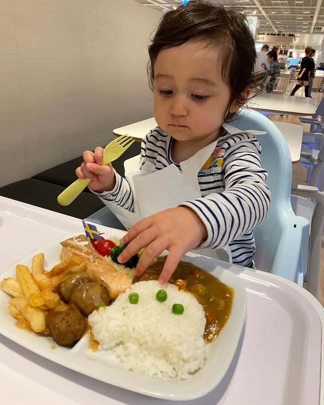 のインスタグラム：「IKEAに行ってきました😀 最近恐ろしいほど体力がついて、いきなり夜寝るのが2時間遅くなったべべ。 お昼寝まで、叫びまわりショールーム走り回りばぁばと私へとへと。* * *  お昼はキッズプレート頼んでみるも、10分の1も食べず😥まだ味濃いのは苦手みたい。 はやくキッズプレートで食べてもらいたいな😓それまではほぼ毎日ランチは手作り💦 * * * シャワーヘッドに「もしもし」してる...  #15monthsold #1歳3ヶ月 #oneyearold #女の子ベビー  #令和元年ベビー  #babygirl  #babystagram  #赤ちゃんのいる暮らし  #赤ちゃんのいる生活  #女の子ママ #ママライフ #babyandmommy  #👶  #아가」