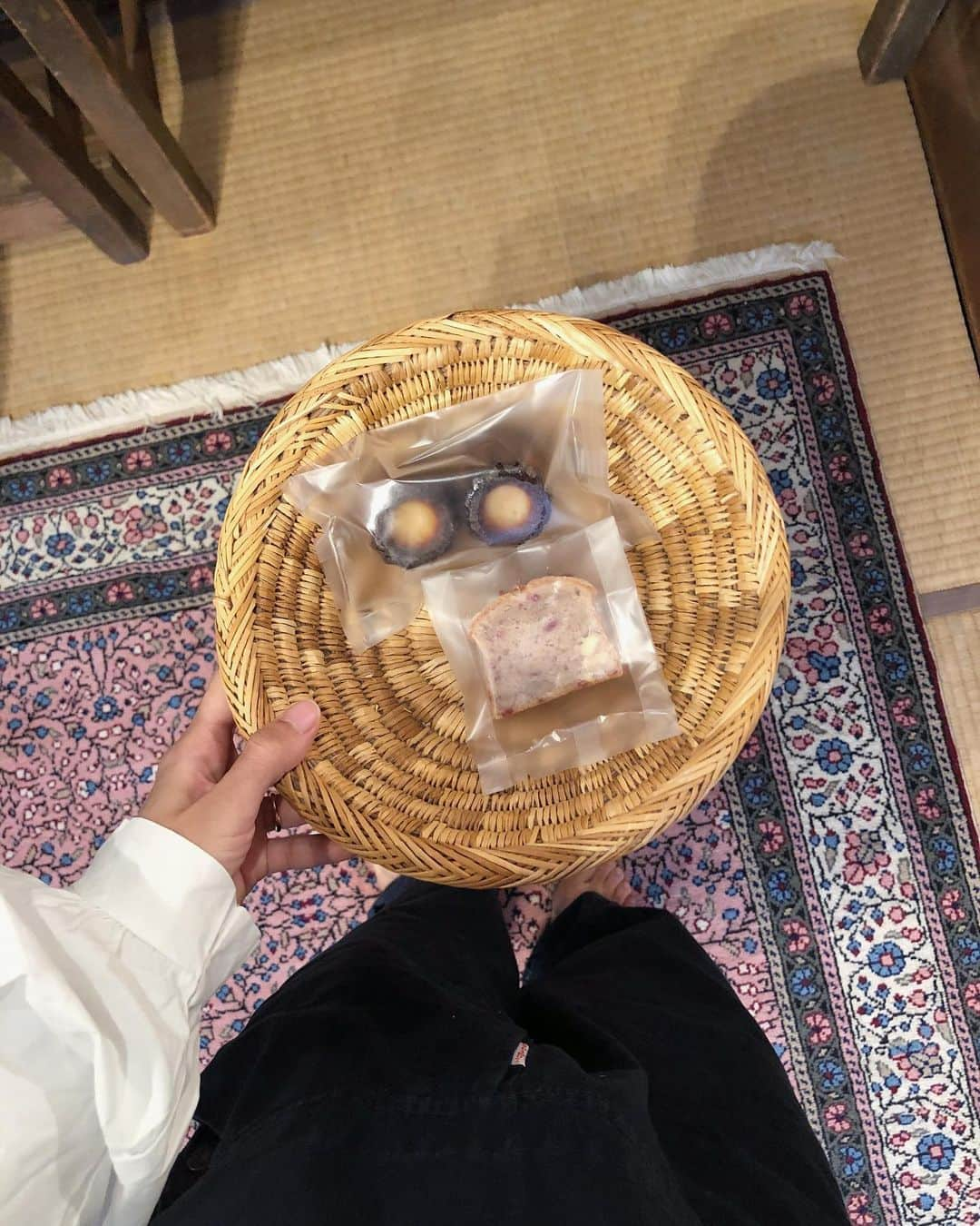 ちょびさんのインスタグラム写真 - (ちょびInstagram)「レクちゃんのいるお店で 買った焼菓子🍪 ホワイトチョコといちごのケーキも 美味しかったし、カヌレの感じも 最高だったな〜。リピートしたい お気に入りのお店🐕 . #焼菓子#広島焼菓子#お菓子#カヌレ#広島カヌレ#お洒落空間#ヴィンテージ#広島カフェ#お洒落カフェ#広島観光#ひろしま#宮島カフェ#宮島#宮島おすすめスポット」10月23日 21時10分 - kaoriririn15