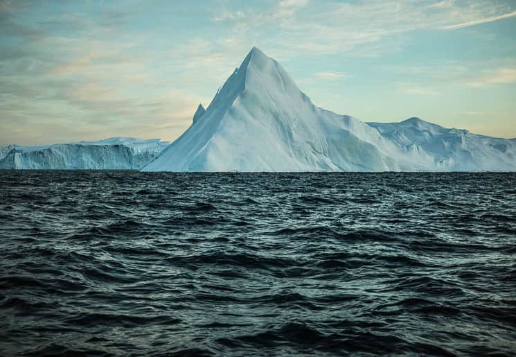 ジミー・チンさんのインスタグラム写真 - (ジミー・チンInstagram)「Iceberg study. Some places in the world defy the imagination through their shape and form. The ice fjords of Illulissat Greenland is one of those places.   Large format prints available at link in bio.」10月23日 21時02分 - jimmychin