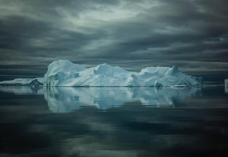 ジミー・チンさんのインスタグラム写真 - (ジミー・チンInstagram)「Iceberg study. Some places in the world defy the imagination through their shape and form. The ice fjords of Illulissat Greenland is one of those places.   Large format prints available at link in bio.」10月23日 21時02分 - jimmychin