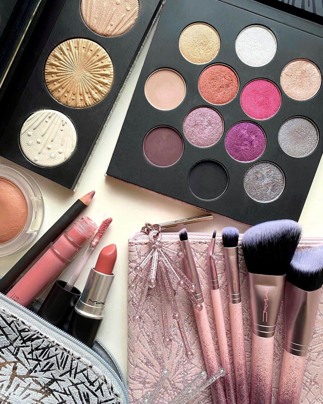 M∙A∙C Cosmetics Japanのインスタグラム：「本日の『#クリスマスコフレ2020 ② 冬の夜空に輝く星座モチーフメイク』の#MACインスタライブ で使用した製品はこちらです👇 With MAYUKO MOGAMI @mayuko_m424、RYOKO SHIONO @mac_ryoko ㅤ ご視聴いただいた皆さま、有難うございました✨まだの方はIGTVからぜひご覧くださいませ。 #MACFrostedFirework #MACクリスマスコフレ2020 #MACHoliday ㅤ ㅤ 【ライブ使用製品】 MAYUKO MOGAMI(画像1、2枚目) ❄️「シャイニング スモーキーメイク」 ＊EYES ☑クリーム カラー ベース /パール ☑ロケット トゥ フェイム アイ シャドウ × 12 パレット ＊FACE ☑フラッシング アイス エクストラ ディメンション スキンフィニッシュ トリオ: ライト(ハイライト) ☑グロー プレイ ブラッシュ  ソー ナチュラル(チーク) ☑M∙A∙C プレップ プライム フィックス+(仕上げ用ミスト化粧水) ＊LIPS ☑ファイヤーワーク イット リップ キット: ブラッシュ ㅤ RYOKO SHIONO(画像3、4枚目) ❄️「ワントーンベリーメイク」 ＊EYES ☑クリーム カラー ベース /ハッシュ ☑ロケット トゥ フェイム アイ シャドウ × 12 パレット ＊LIPS ☑ファイヤーワーク イット リップ キット: ベリー ＊FACE ☑ライトフル C+ SPF 30 ファンデーション ☑フラッシング アイス エクストラ ディメンション スキンフィニッシュ トリオ: ミディアム ディープ(ハイライト) ☑︎フィックス+ ラディアンス(仕上げ用ミスト化粧水) ㅤ 【その他使用製品】 ☑スパークラー スターター キット: ブラシ ☑# 217S ブレンディング ブラシ ☑M·A·C プレップ プライム 24 アワー エクステンド アイ ベース(アイベース) ☑M∙A∙C プレップ プライム リップ(リップ下地) ㅤ #MACCosmeticsJapan #MACコスメ#MACCosmetics #コスメ #メイク #ホリデー #コフレ #クリスマスコフレ  #ホリデーシーズン #クリスマスプレゼント #コスメ好き #メイクアップ #ホリデーコフレ#アイメイク#アイシャドウ#グラデーション#キラキラ#キラキラメイク#限定コスメ#限定#限定品#MACリップ#リップ#リップメイク」