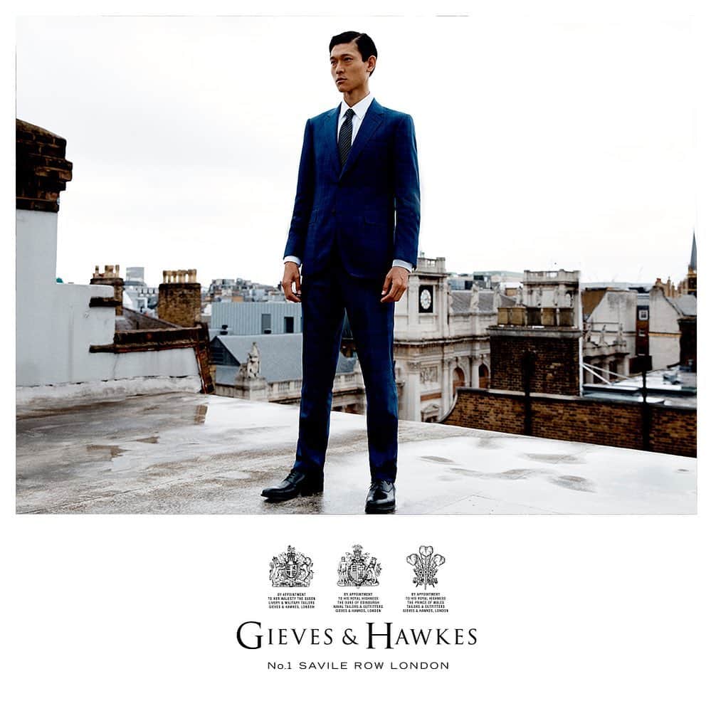 ギーブス&ホークスのインスタグラム：「AUTUMN WINTER COLLECTION Visit our website to find out more. Link in bio  Photographer @charliecummings . #GievesandHawkes #SavileRow #GievesHawkes #No1SavileRow #AutumnWinter #suit」