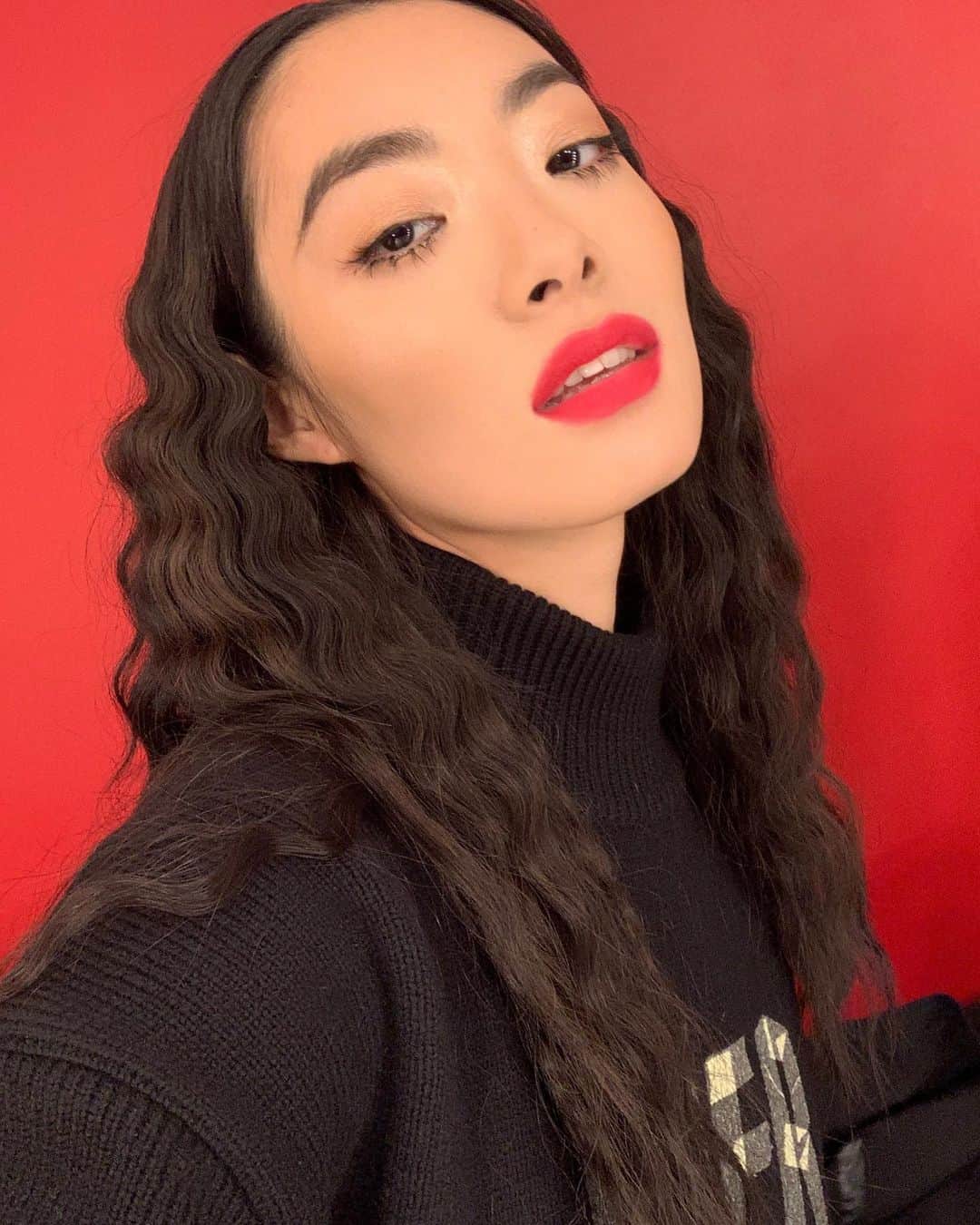 リナ・サワヤマのインスタグラム：「PART 2 of MAKING OF SAWAYAMA AIRS TONIGHT @ 8PM BST!! maybe I’ll see u in the chat again 😏😏😏😏😏😏😏😏 make sure you are subscribed via stories!  (also ty @taylorrosehair for my super comfortable + natural looking micro ring extensions ❤️)」