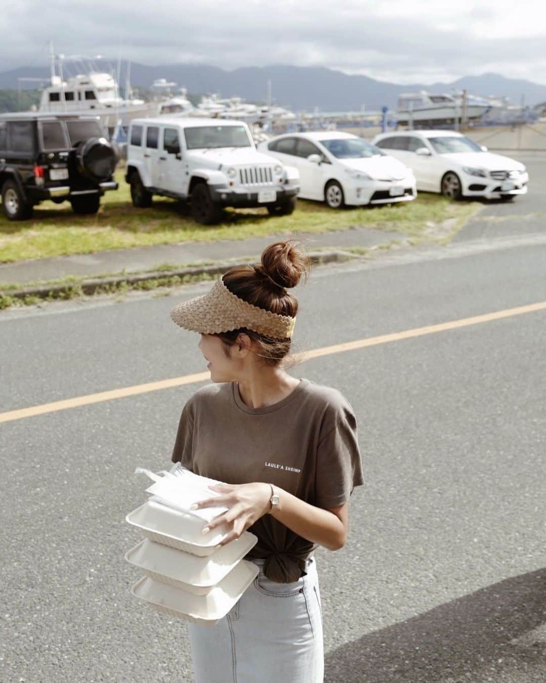 森山菜々のインスタグラム：「.﻿ 今年の夏も 半袖短パンビーサンお団子サンバイザーで過ごしたなぁ、👱🏽‍♀️🧺🍋﻿ ﻿ エビちゃん始めてから私服着る機会がめちゃ少なくなったんやけど、季節変わるときってほんと物欲増しちゃいません？🍁🍂﻿ わたし"THE夏の人"みたいなイメージだろうけど、ほんとは秋冬の方が服も好きなんだ👢﻿ ﻿ #LAULEASHRIMP﻿ #ラウレアシュリンプ」