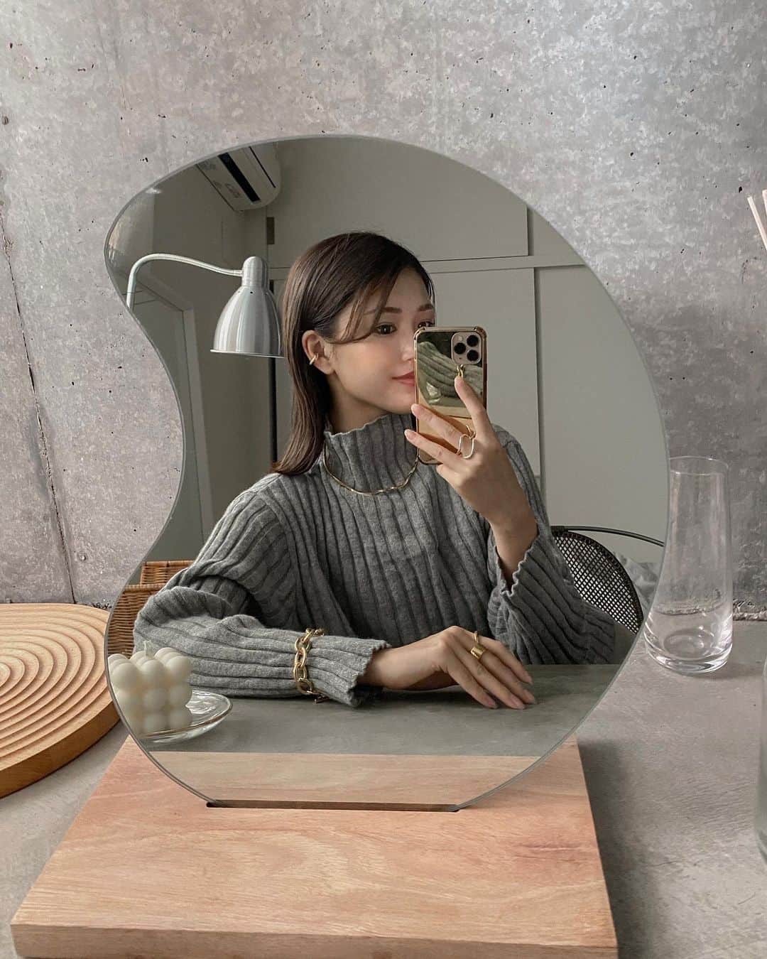 影山可蓮のインスタグラム：「・ ・ #selfie 📸💭 ・ ・ お部屋にて〜🏠 少し前に載せてて興味持ってくれた方も多かった眉アート、こないだ2回目に行ってきまして、ますます良くなりました！🤍 ・ ・ 薄めで自然な感じでお願いしていて、バランスよく整えてもらえるのでメイクの時の指標にもなるし本当に楽々で感動してます🌼少し薄くなった部分をメインに再度今回デザインしてもらって、これで完了！ @medicalbrows_nishi 先生、 @medicalbrows さんありがとうございます🤲🏼 ・ ・ 是非3つめのビフォーアフターの写真とか見て見てください📷 1 1回目施術前 2 1回目施術後 3 2回目施術前 4 2回目施術後 です🤍🤍 ・ ・ ・ #メディカルブロー #表参道 #アートメイク #アートメイク眉　 #メイク #makeup #beauty」