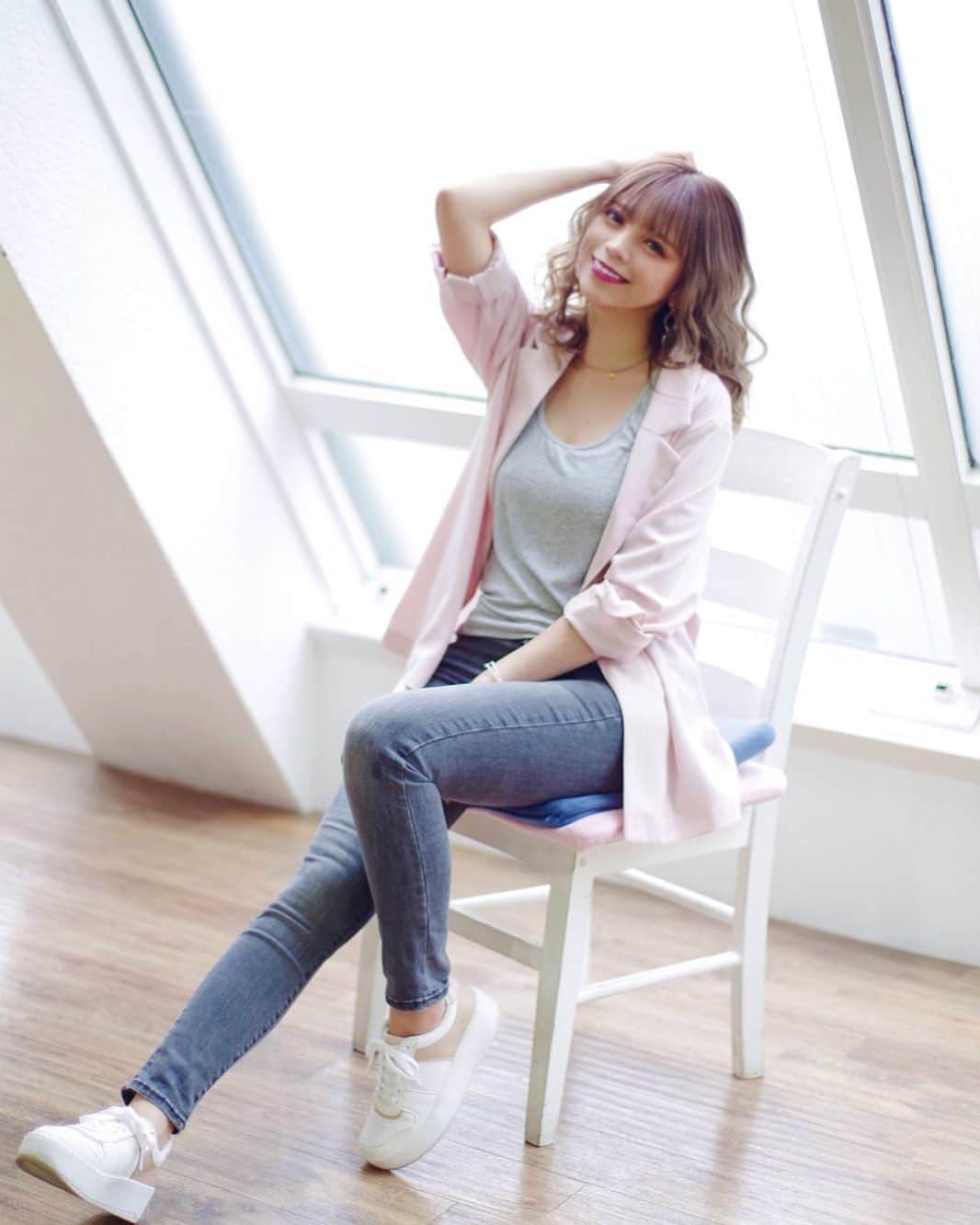 のインスタグラム：「シンプルなザ・ポートレート🙋‍♀️ もちろん晴れてる方が好きだけど 曇ってるくらいが丁度いい︎︎かも☁*° 🌬🌤🌈✨  #プルクラ撮影会  #simple  #portrait #chair #photostudio  #ピンク #ジャケット #デニム  #code #glay #jacket #秋  #fashion  #キングラビッツ #橘咲良だぞ🌸」