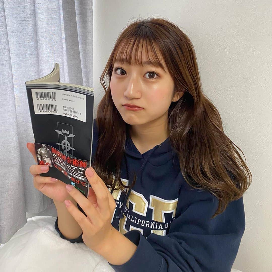 華山友希のインスタグラム：「最近は漫画読めていませんが、自粛期間中は毎日のように漫画満喫してました🥰  パーカーは去年のアメリカ留学の時に買って愛用してます🤣笑  何読んでるでしょうかっ！とクイズしようと思ったんだけど、全力で"鋼の錬金術師"の文字が😂笑 大好きな漫画の一つです📖  オススメのアニメや漫画などあれば是非教えてください〜🙇🏻‍♂️💓  本日も　プロフィールのURLからユキポチよろしくお願いします✨  #ミスキャン　#ミスコン #ミス同志社　#鋼の錬金術師 #漫画 #お家時間」