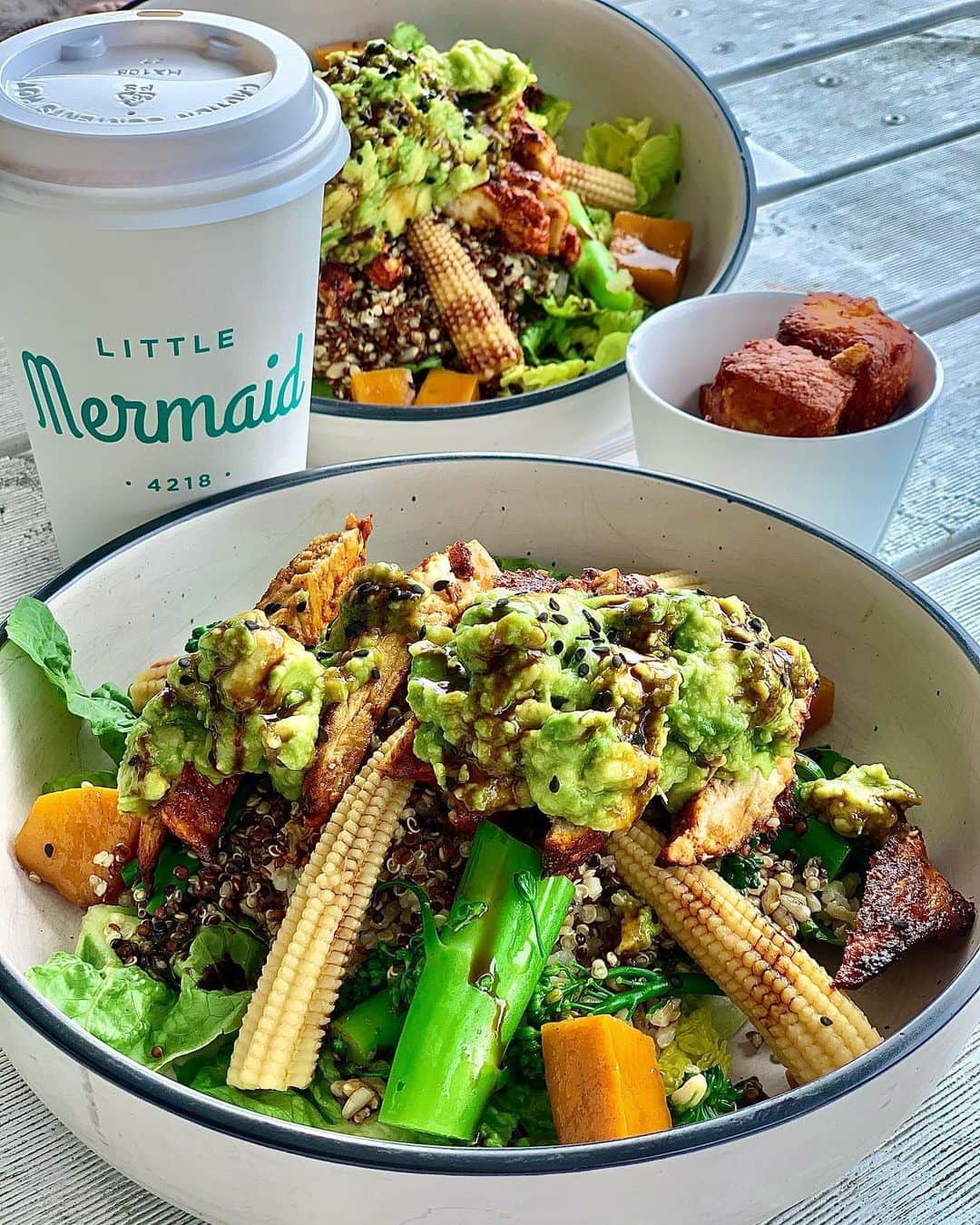 シャーニ・ヴィンソンのインスタグラム：「Salad for lunch 🥗 Chocolate for dinner 🍫   #balanceddiet #superfood #superjunk」