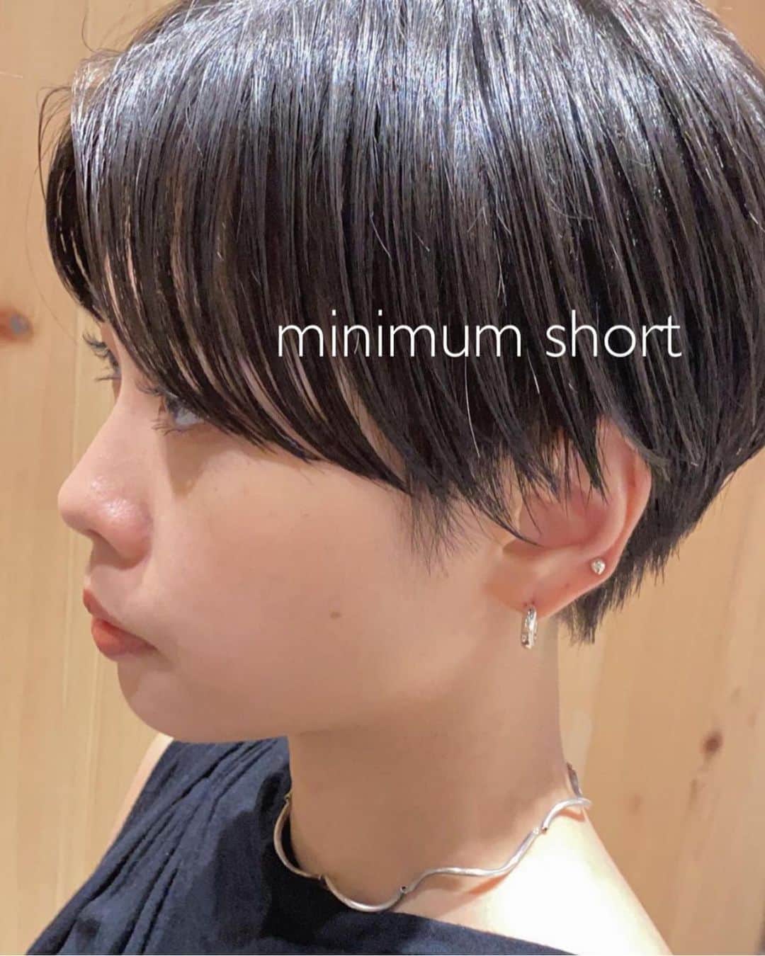 のインスタグラム：「minimum short.  ばっさりcompactなハンサムショートスタイルが冬のファッションに映えますね。 顔まわりには透け感を。  #namiヘアー　▷レディーススタイルのまとめはこちら♪  #ハンサムショート #ボブ#ミニボブ #グラボブ #グラデーションボブ #ミニボブ #ショートヘア#ショート」
