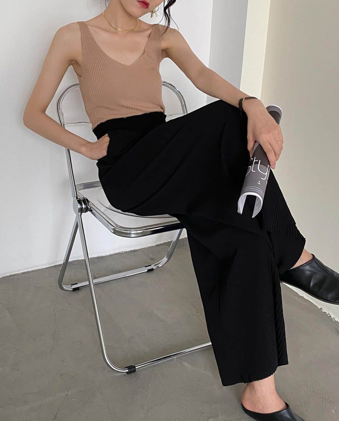 のインスタグラム：「すとんとした落ち感とゴムのハイウエストが特徴のきれいめワイドパンツ。 カジュアルはもちろん通勤、通学にも。 ウエストゴムで伸縮性があり、ストレスフリーで履き心地抜群のワイドパンツです。  ↓ご購入はこちらから↓ @maison_de_latir #maison_de_latir #メゾンドラティール #https://shop-list.com/women/brand/maison-de-latir/」