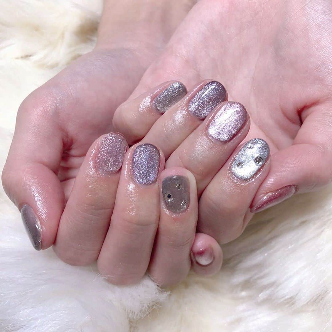 根岸愛のインスタグラム：「💅✨💅 newネイル🥳 Lapis新宿店さんにて 担当はmanamiさん(@lapis_manami )です💅✨ マグネットネイルおかわりしました🤣💕今回は紫を1色足してストーンも追加してバージョンアップです☺️💕 #nail #lapisnail #lapis #magneticnails #ネイル #マグネットネイル」